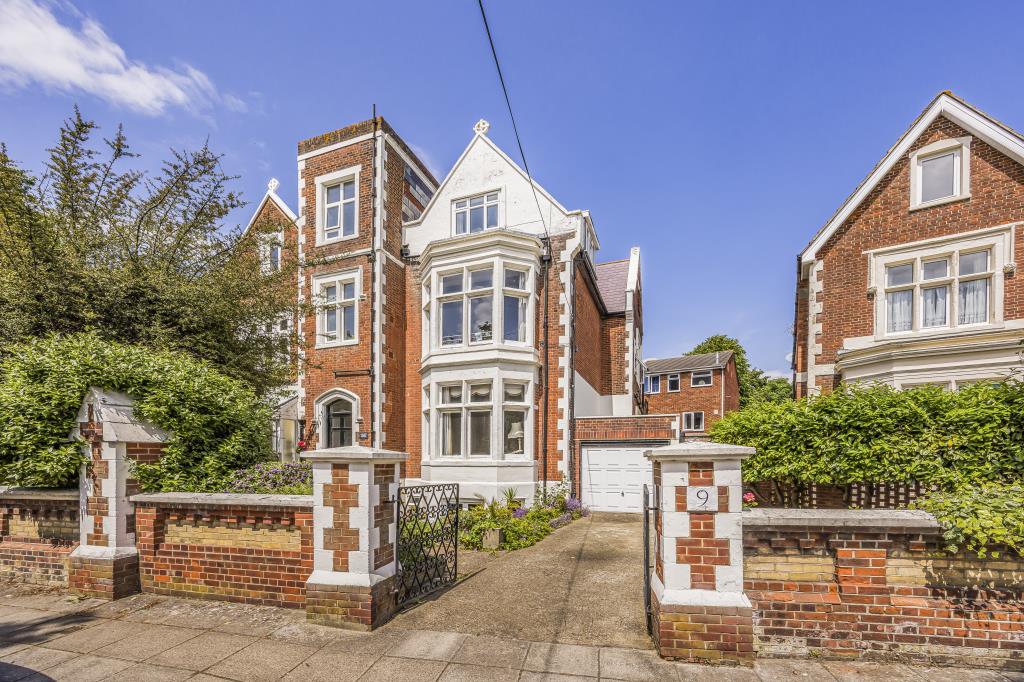 Lot: 101 - SUBSTANTIAL SEMI-DETACHED VICTORIAN DWELLING WITH ADDITIONAL INVESTMENT INCOME - Semi Detached building with front garden and off road parking